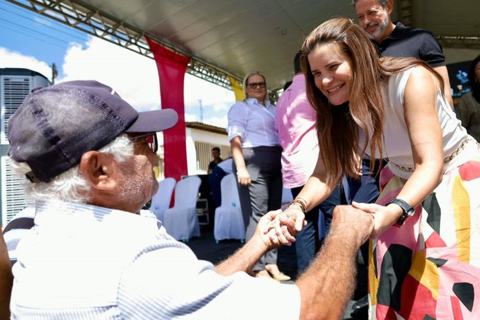 Prefeita Ceci dá largada à obra de asfalto no Ouricuri e realiza sonho de 1.500 famílias