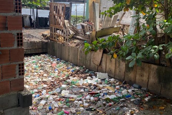 Prefeitura retira 500kg de lixo de canal no conjunto Virgem dos Pobres I