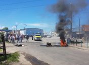 Moradores colocaram fogo nos pneus