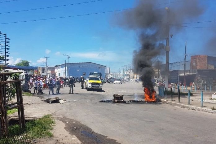 Moradores colocaram fogo nos pneus