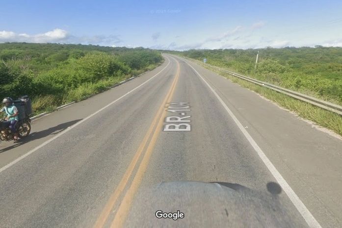 Duplo capotamento é causado por ultrapassagem indevida e deixa quatro feridos na BR-104, em Murici