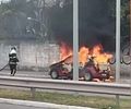 Carro fica totalmente destruído após pegar fogo próximo à Ufal, em Maceió
