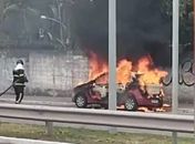 Carro fica totalmente destruído após pegar fogo próximo à Ufal, em Maceió