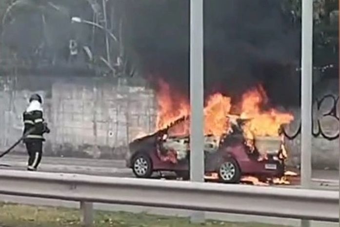 Carro fica totalmente destruído após pegar fogo próximo à Ufal, em Maceió