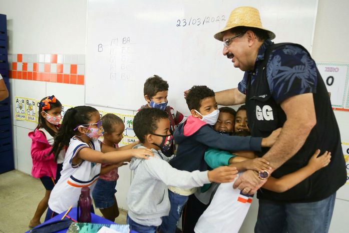 Prefeito Gilberto Gonçalves fiscaliza escola recém inaugurada em Rio Largo