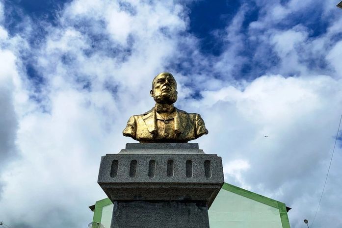 Busto do Comendador Manoel Peixoto é restaurado pela Prefeitura de Penedo