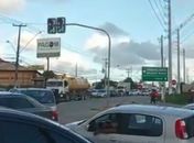 Veículo ficou atravessado na Avenida Menino Marcelo.