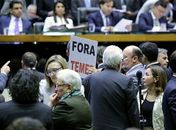 Oposição manobra e zera painel de votação na Câmara; meta é transmissão em horário nobre