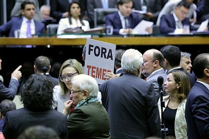 Oposição manobra e zera painel de votação na Câmara; meta é transmissão em horário nobre