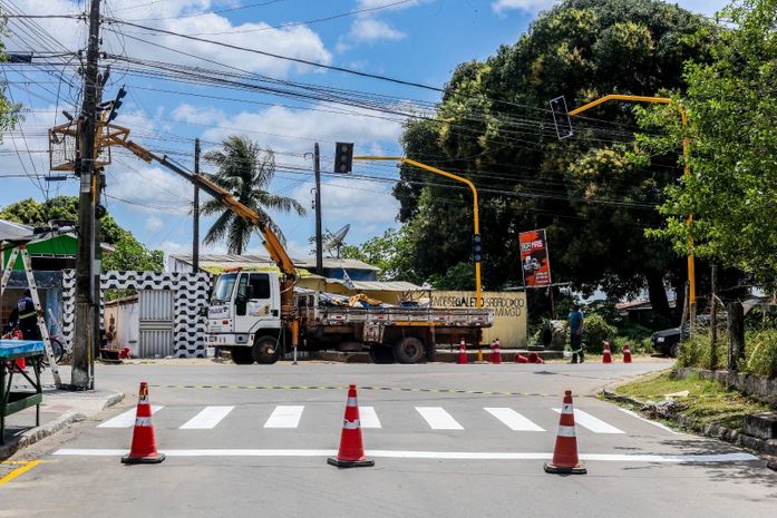 Trânsito Mais Seguro: Prefeitura de Penedo instala semáforos em acesso com fluxo intenso de veículos

