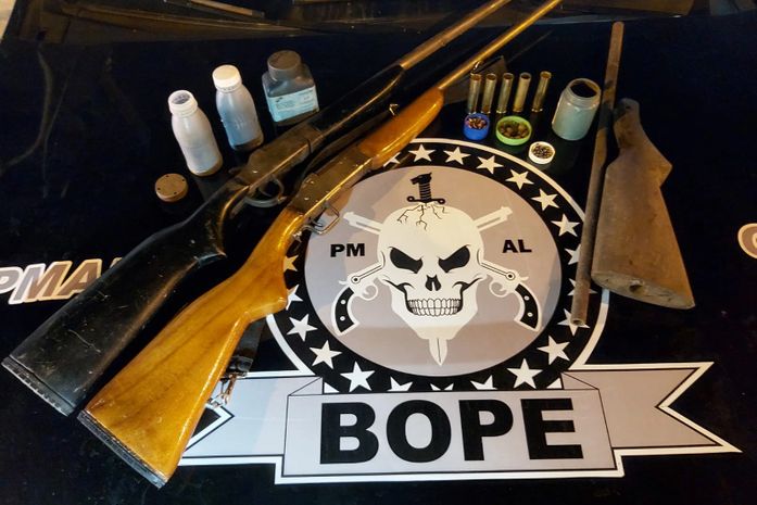 Após denúncia, policiais militares flagram homem fabricando armas artesanais dentro de casa