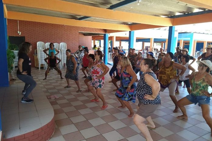 Idosos fazem alongamento durante passeio promovido no Cras Área Lagunar.