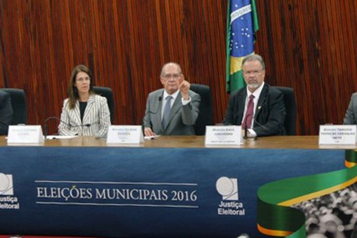 Presidente do TSE e ministro da Defesa ressaltam normalidade das eleições no país