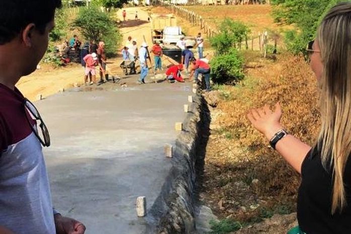 Prefeita de Major Isidoro visita obra da passagem molhada do Riacho das Galinhas