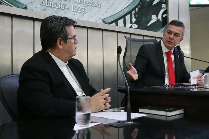 O capitalismo está destruindo o meio ambiente com o discurso de combate à burocracia, afirma deputado Ronaldo Medeiros