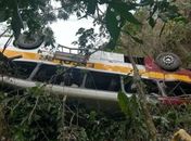 Ônibus que caiu na Serra da Barriga será dividido em duas partes para ser retirado da ribanceira