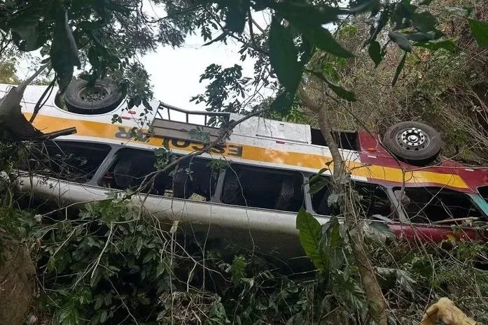 Ônibus que caiu na Serra da Barriga será dividido em duas partes para ser retirado da ribanceira
