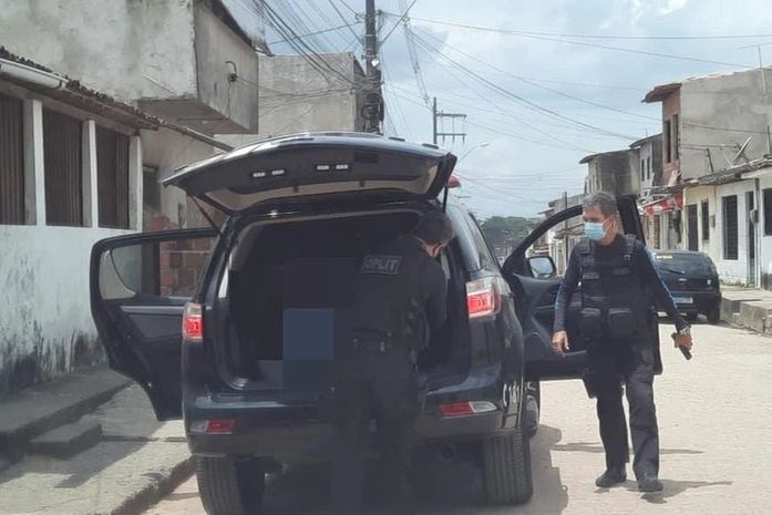 Adolescente havia fugido de casa e foi encontrada em residência na companhia do homem, no bairro do Tabuleiro do Martins.
