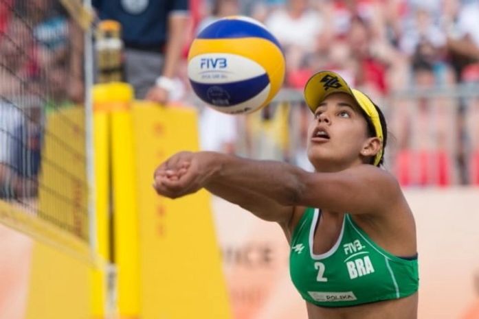 Atletas do Circuito Brasileiro de Vôlei de Praia participam de ações no Jacintinho nessa quinta