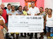 Prefeito entrega cheque 