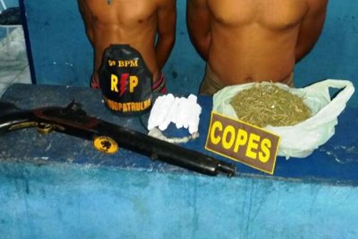 Polícia prende homem armado e menor portando drogas