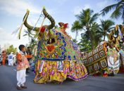 Natal dos Folguedos reuniu artistas em cortejo pela orla de Maceió