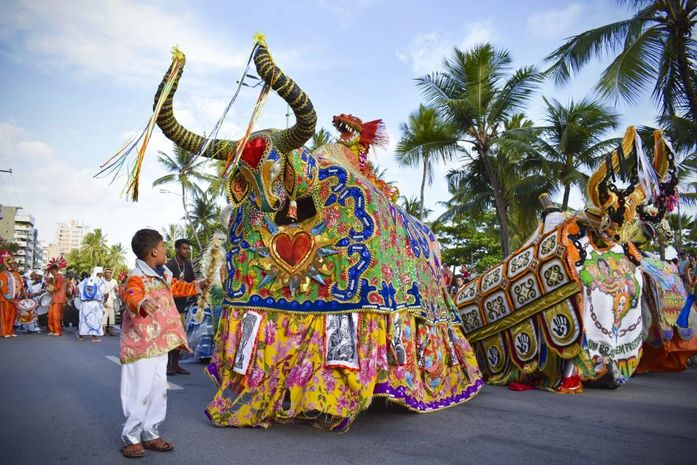 Natal dos Folguedos reuniu artistas em cortejo pela orla de Maceió