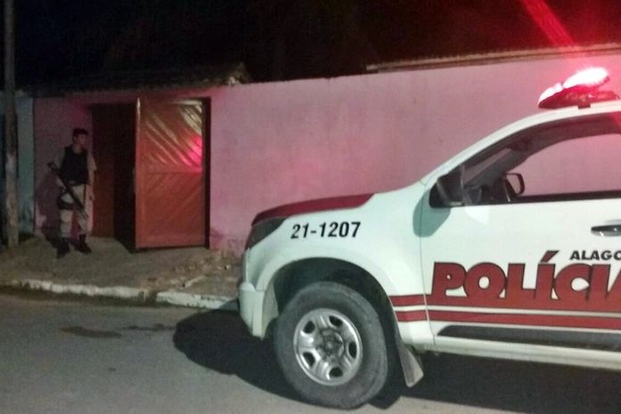 Criminosos invadem residência e assassinam homem com 18 tiros na cabeça