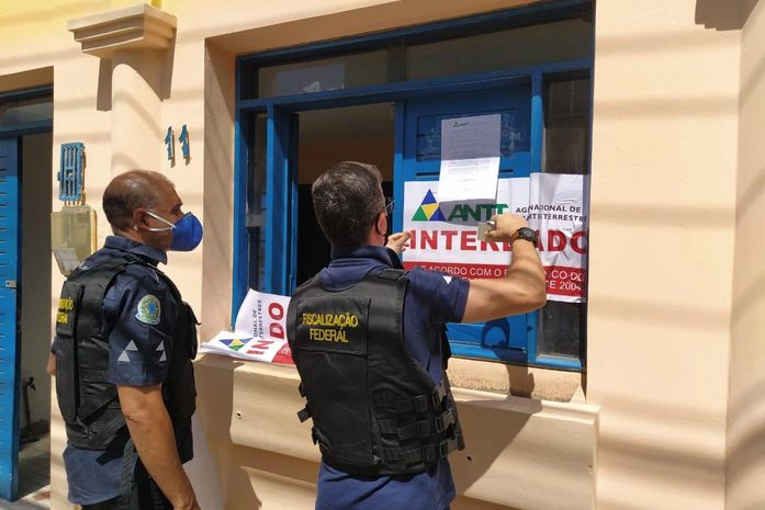 Operação interdita e autua três locais por venda de bilhetes de transporte clandestino em Arapiraca