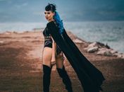Mulher que se diz vampira exibe documento com data de nascimento de 1383