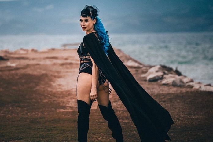 Mulher que se diz vampira exibe documento com data de nascimento de 1383