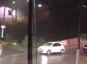 Óleo derramado na Ladeira da Moenda complica trânsito, alerta internauta em vídeo