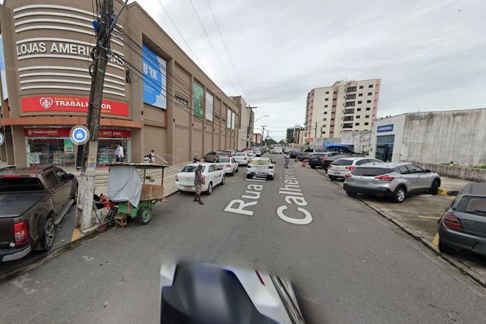 Poste é derrubado e deixa parte da região sem energia no Farol, em Maceió