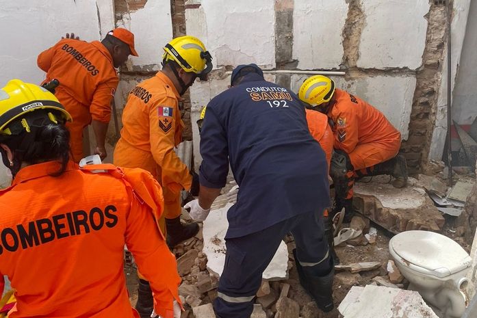 Parede de residência desaba e deixa pedreiro ferido no Centro de Maceió; Bombeiros são acionados