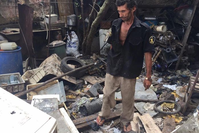 Slum retira mais de 30 toneladas de lixo de residência na Santa Lúcia