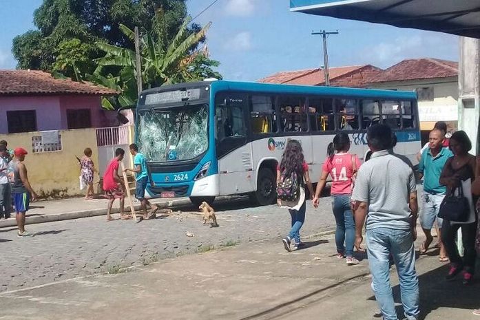 Revoltada a população apedreja ônibus