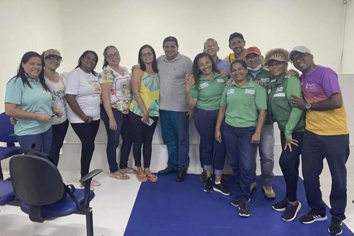 Márcio Lima (centro) depois de reunião com os agentes