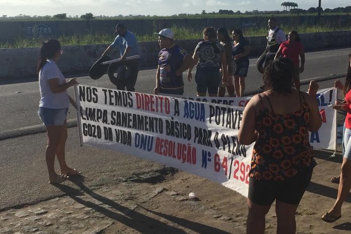 Moradores de Rio Largo bloqueiam BR 104 e denunciam falta de água
