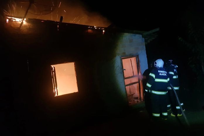 VÍDEO: Morador esquece vela acesa e provoca incêndio em residência