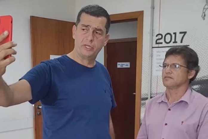 Vídeo: Ex-prefeito é desmoralizado ao ir para Delegacia se desculpar de acusações falsas e disse que correu para não apanhar da mãe do prefeito