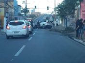 Veículo de luxo atropela pedestre e derruba poste no bairro do Poço