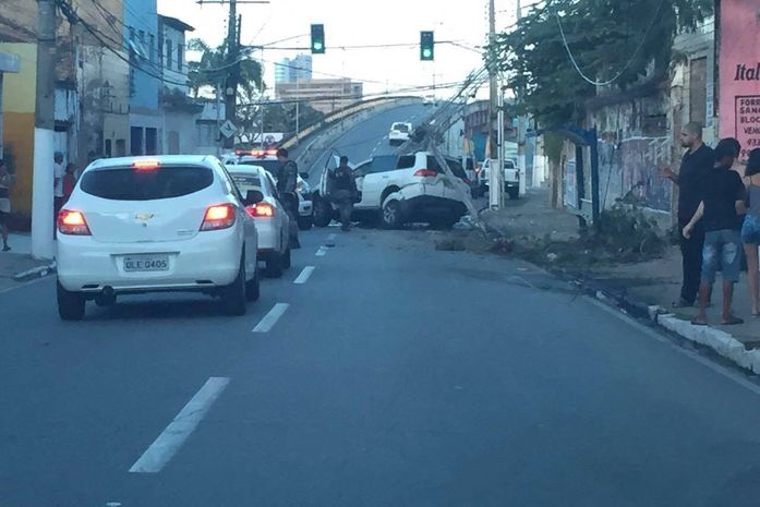 Veículo de luxo atropela pedestre e derruba poste no bairro do Poço