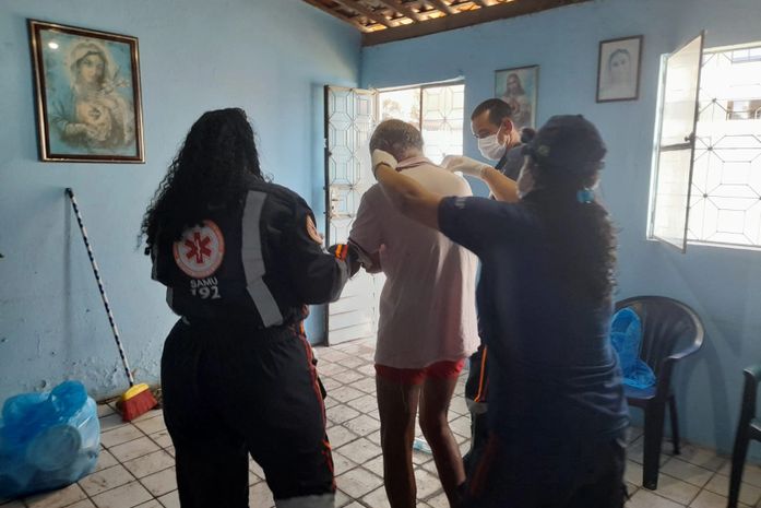 Idosos, mãe de 96 anos e filho de 74 são regatados em situação de abandono