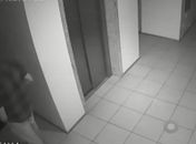 Imagens de câmera de segurança registraram os disparos feitos pelo policial.
