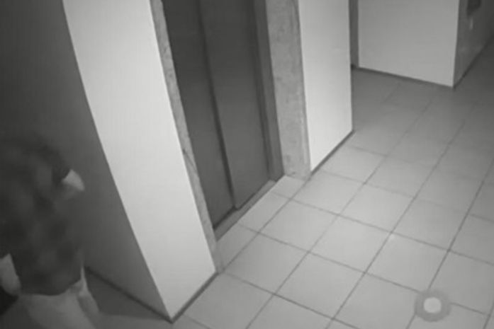 Imagens de câmera de segurança registraram os disparos feitos pelo policial.