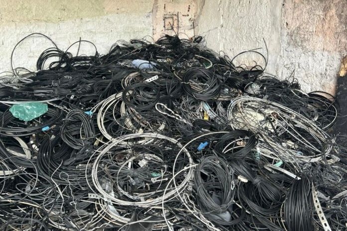 Projeto retira 80 toneladas de fiação obsoleta dos postes de Maceió
