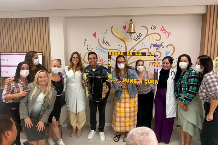 Artista alagoano leva emoção e esperança a pacientes com câncer em ação solidária no hospital