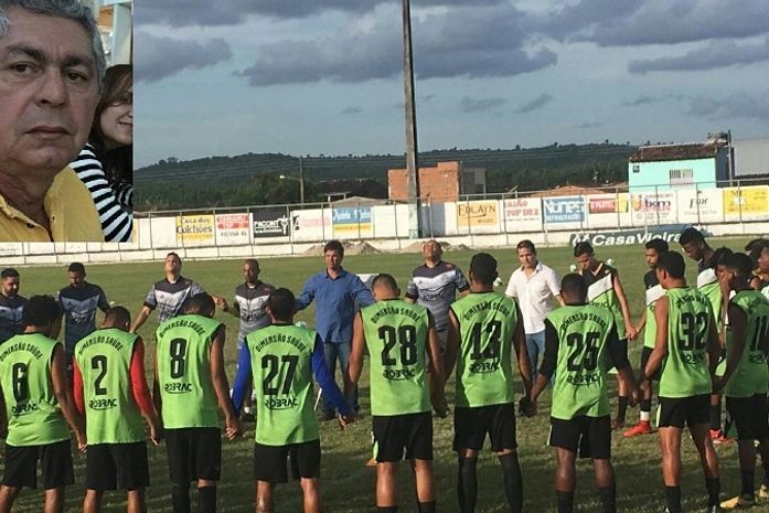 Presidente Cícero (destaque) no centro camisa jeans, prefeito Adelminho levando seu incentivo para o elenco