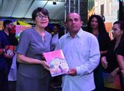 Professor Sinval de Jesus – um dos escritores do livro faz a entrega de um exemplar a rendeira Maria Severiano 

