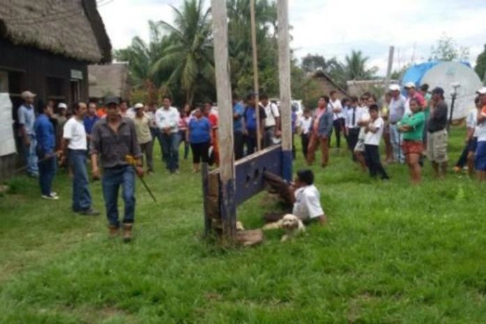 Prefeito é castigado pela população da Bolívia